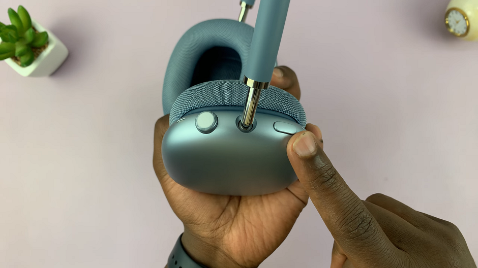 Turn OFF AirPods Max