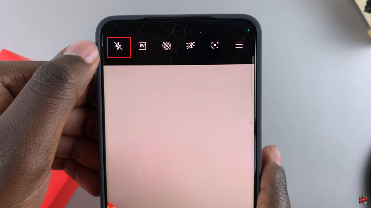 How To Turn ON & OFF Camera Flash On OnePlus 13