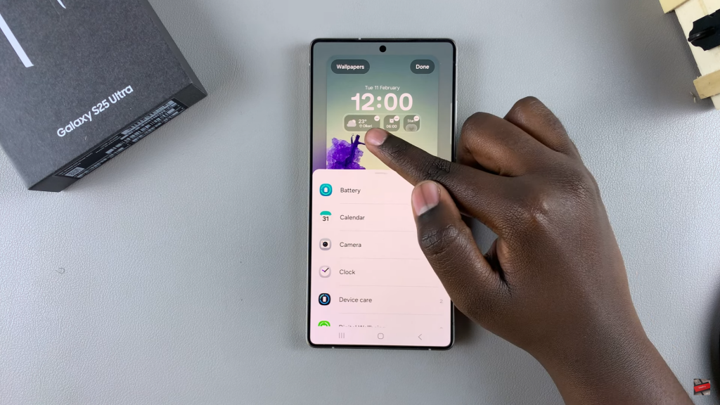 Change The Widgets On The Lock Screen Of Samsung Galaxy S25