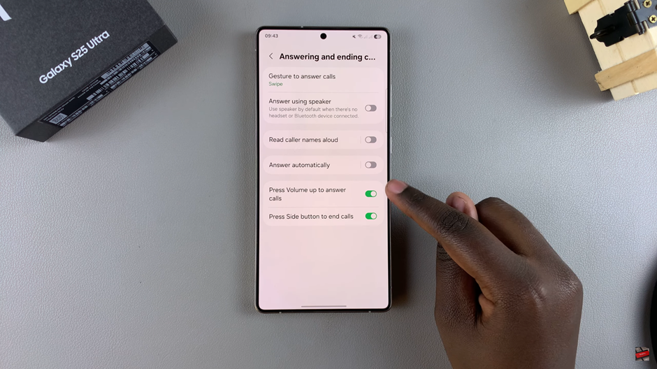 How To Answer & End Calls Using Physical Buttons On Samsung Galaxy S25 / S25 Ultra